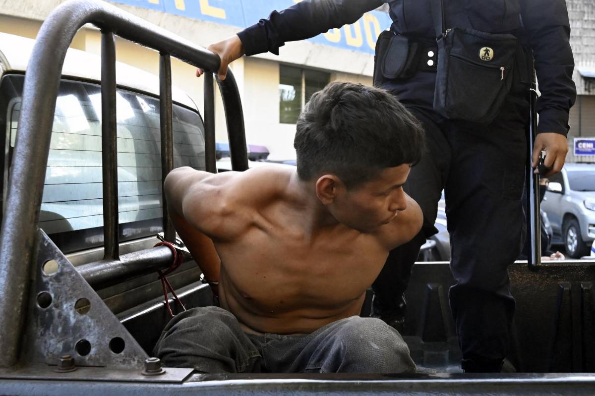 Suman 185 los pandilleros detenidos en ciudad cercada por autoridades en El Salvador