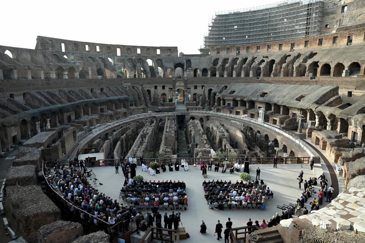El Papa junto a representantes de varias iglesias y religiones en un evento por la paz en el Coliseo.