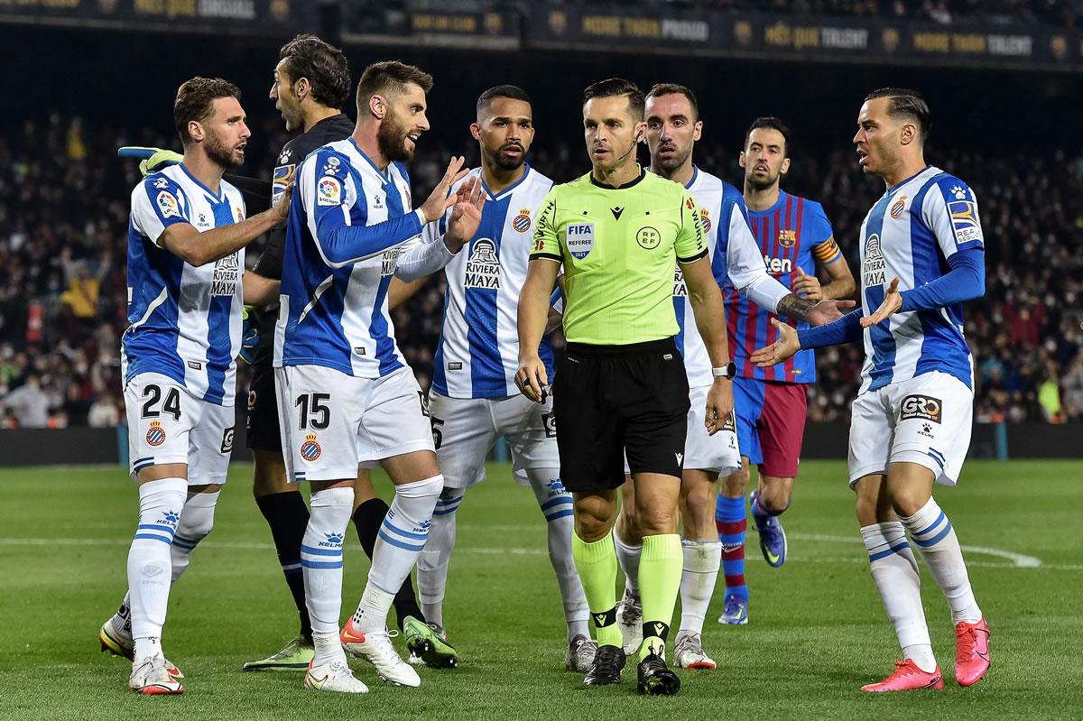 Jugadores del Espanyol reclamando al árbitro Carlos del Cerro Grande.