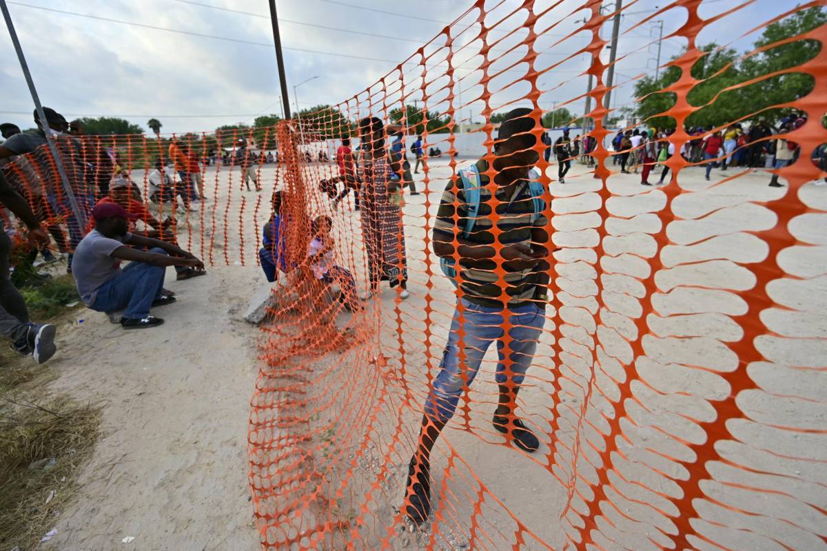 Migrantes haitianos y centroamericanos permanecen en un albergue en las afueras de Reynosa a la espera del procesamiento de sus solicitudes de asilo en EEUU.