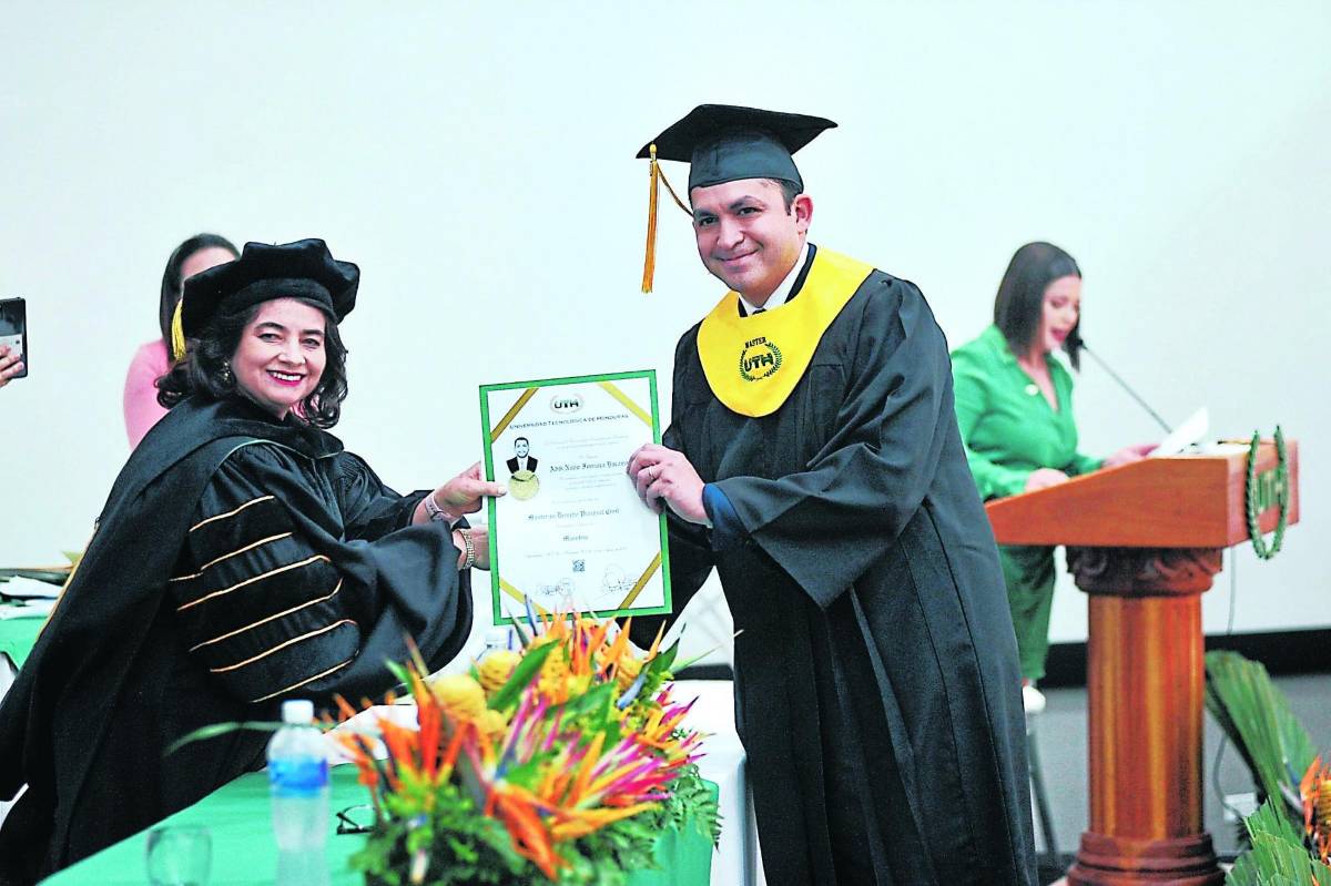 Solemnes actos de graduación de UTH en Tegucigalpa