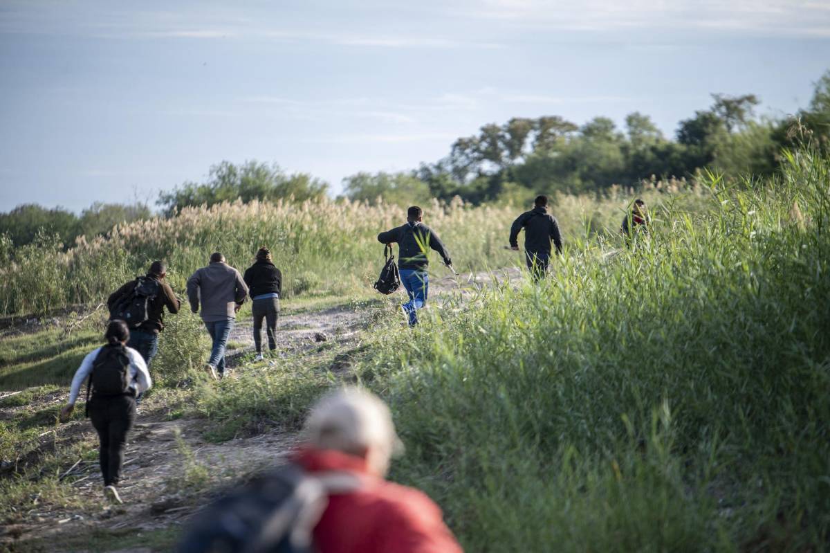 Republicanos buscan frenar suspensión de ley que expulsa a migrantes en la frontera