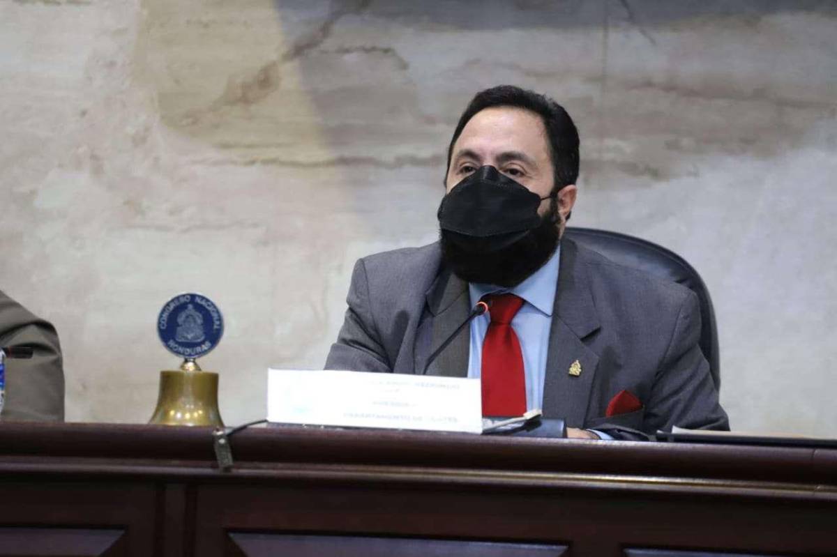 Denuncian que Luis Redondo da bonos y viajes a diputados