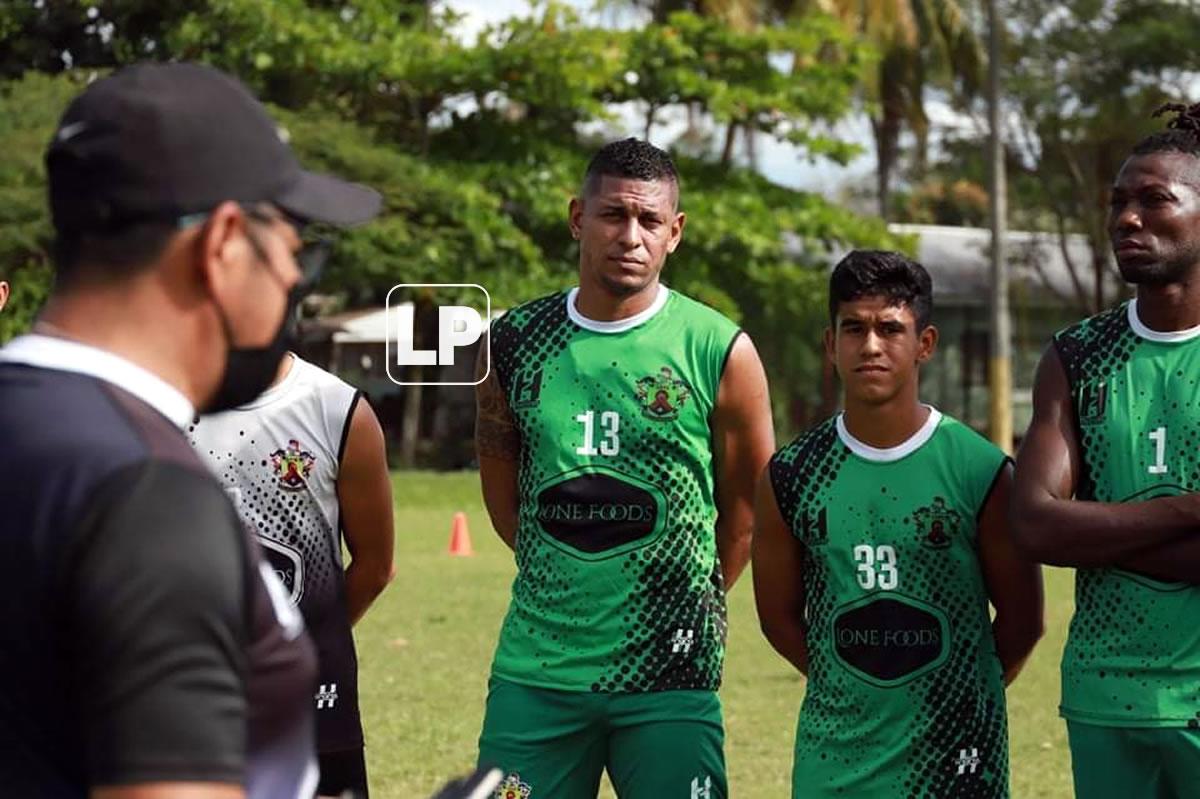 ‘El Cocherito‘ prestando atención a la charla del técnico ‘Chato’ Padilla.