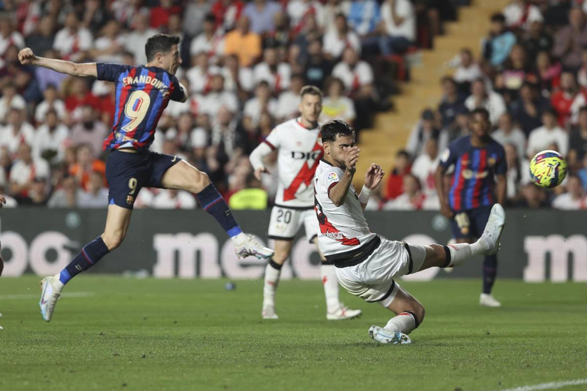 Robert Lewandowsk y su zurdazo que se fue al fondo de las redes.