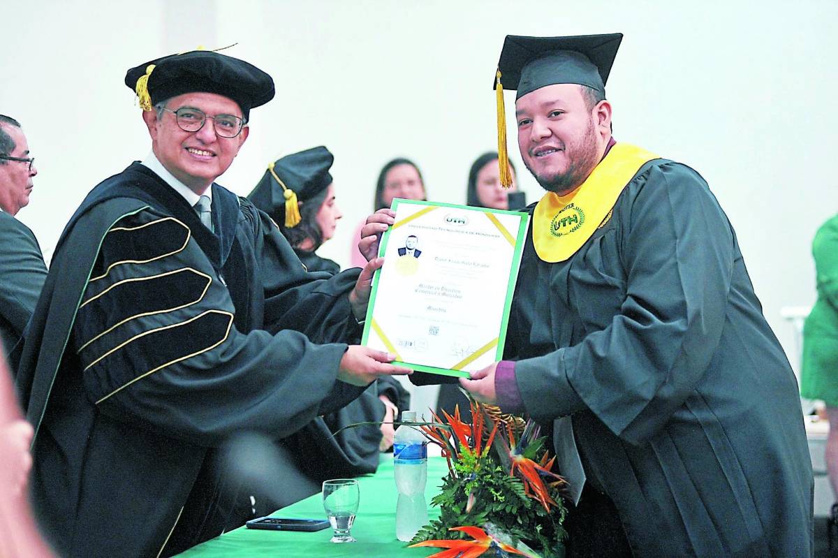 Solemnes actos de graduación de UTH en Tegucigalpa