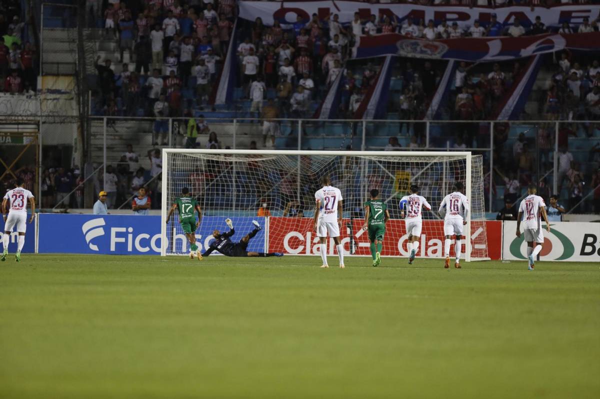 El penal de Alexy Vega que estableció el empate parcial.