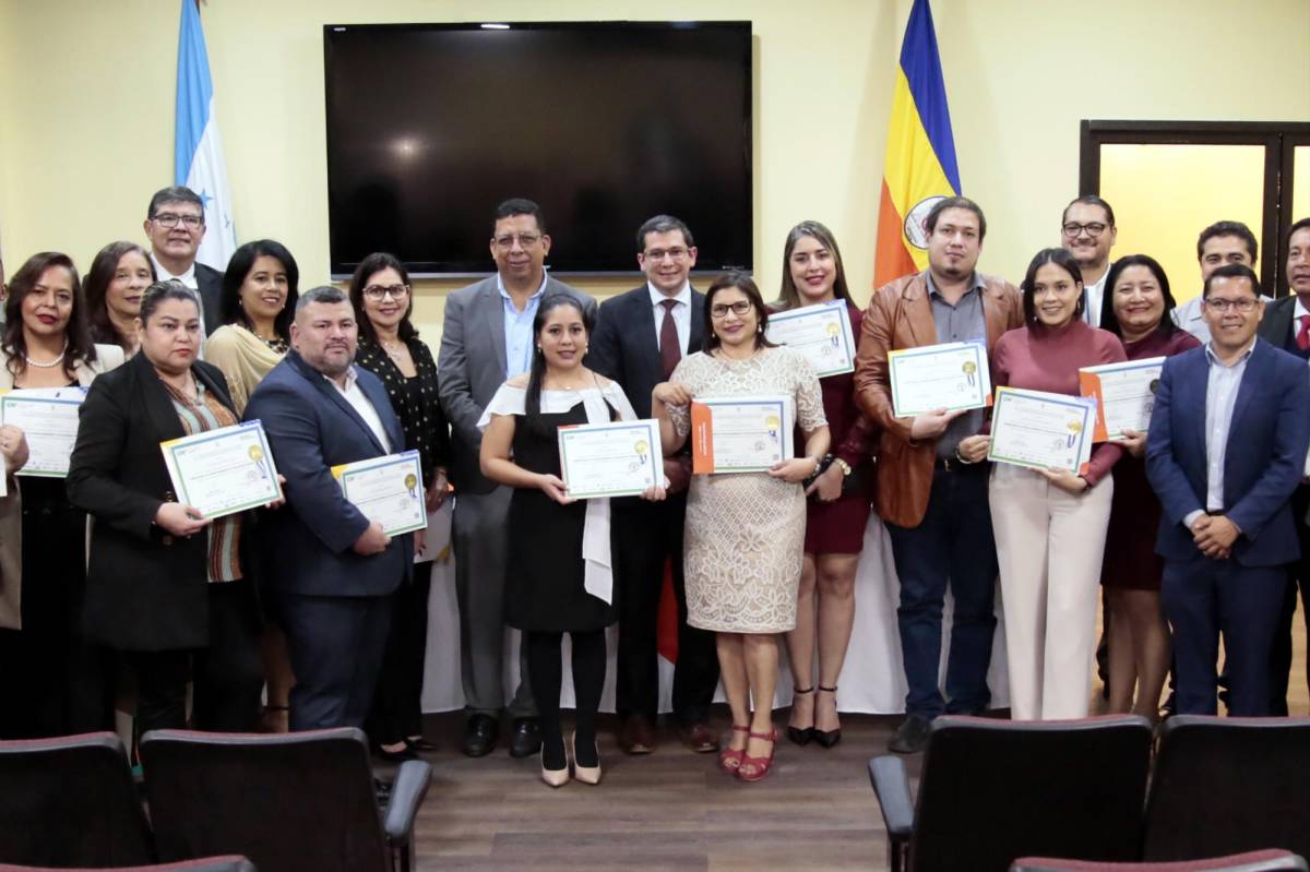 42 estudiantes concluyen diplomado de gobernabilidad e innovación