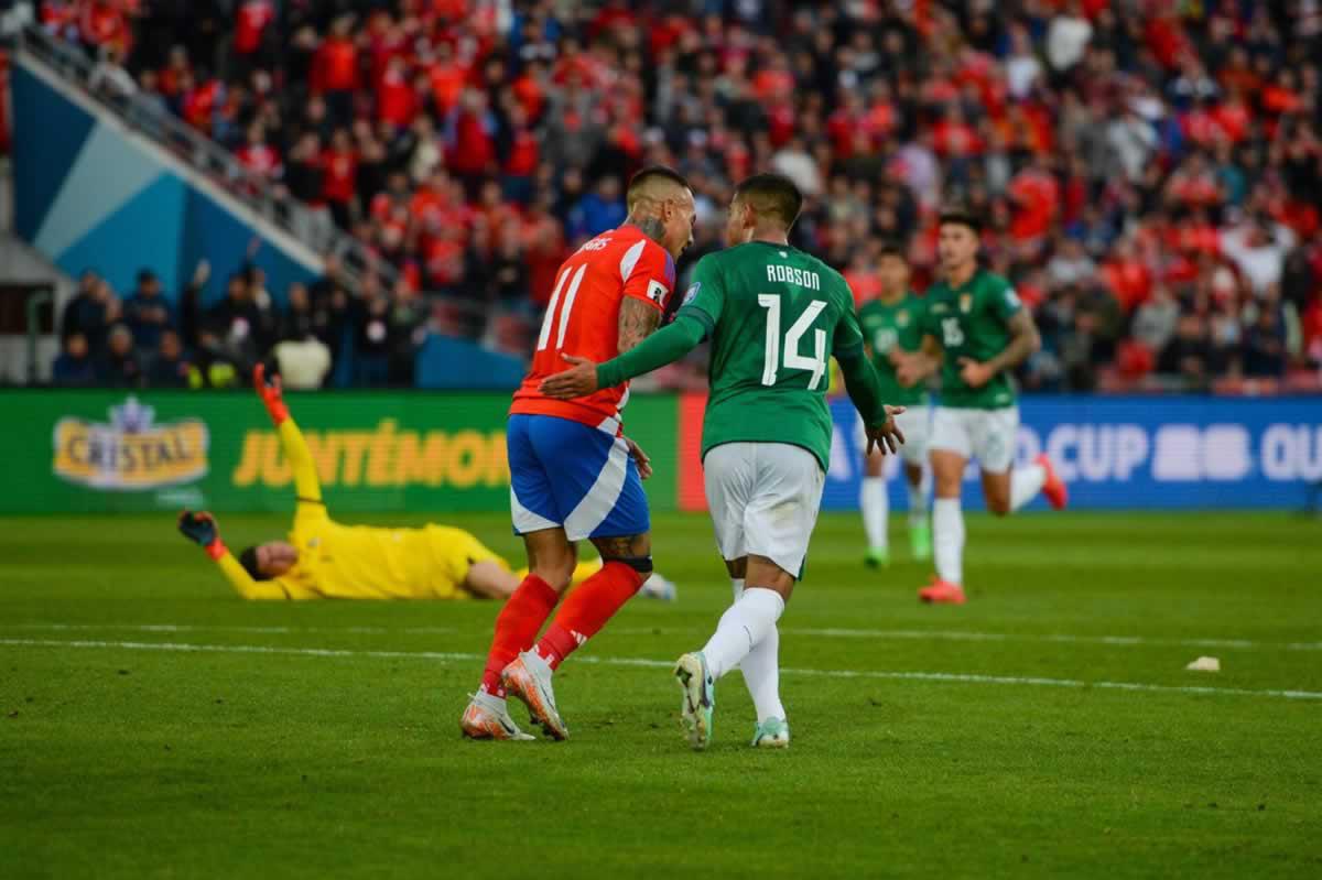 Jugadores de Bolivia le reclamaron a Eduardo Vargas su anti fair play.