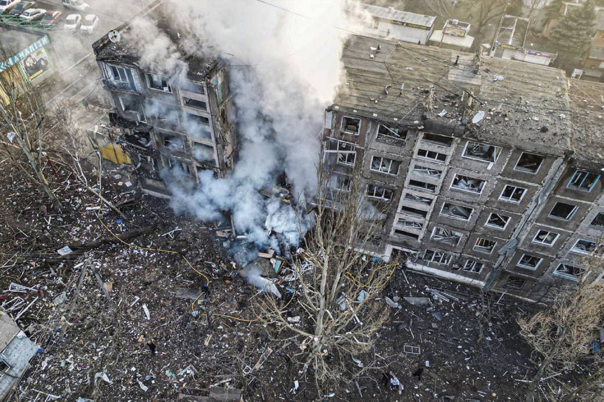 Madre, hijo y mujer embarazada mueren en bombardeo ruso en Ucrania