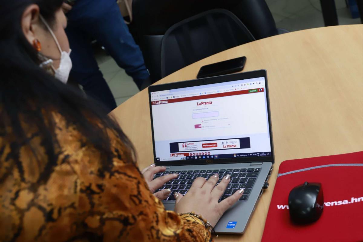 La periodista Lisseth García, en representación de la Sala de Redacción, hizo el lanzamiento oficial del muro de registro.