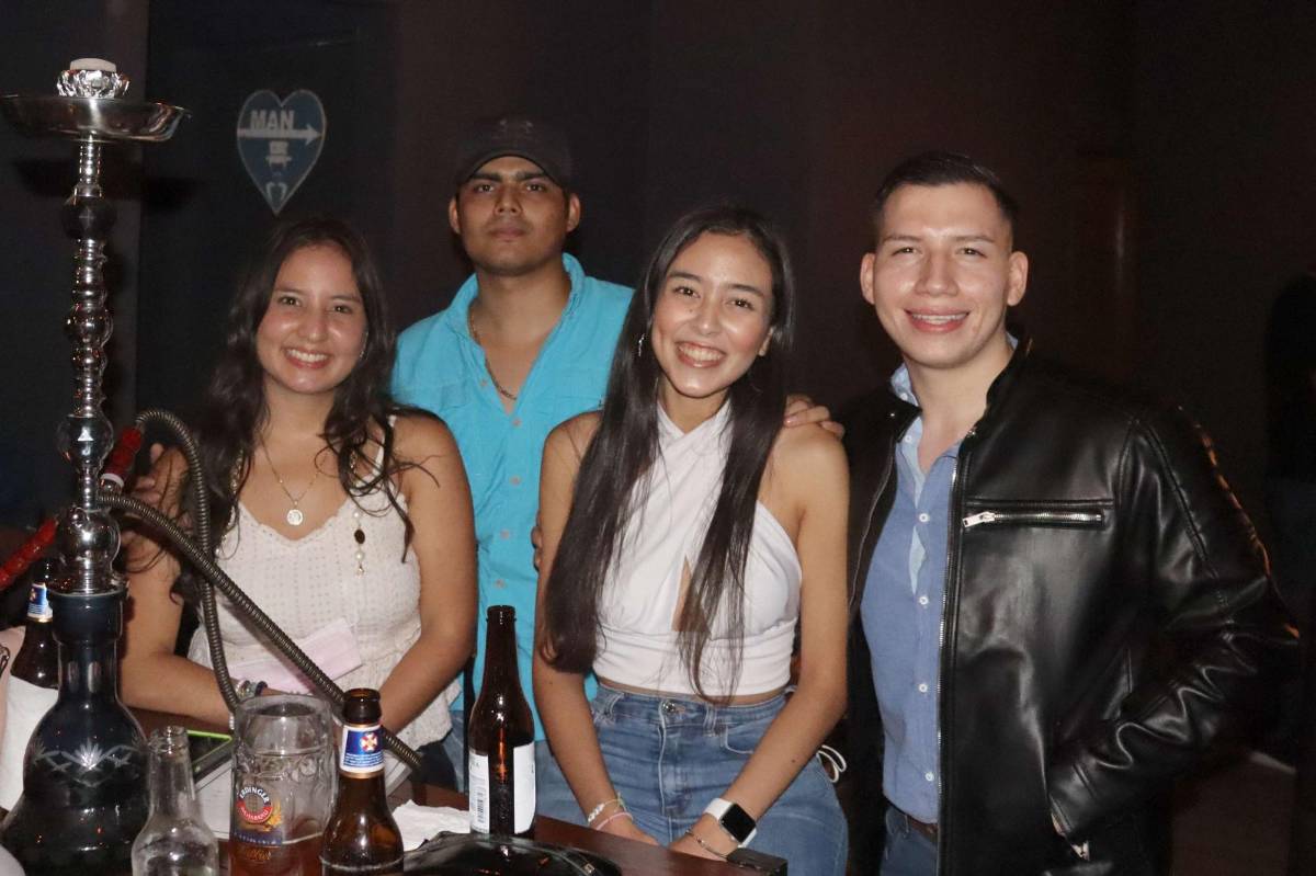 Cinthia y Ricardo Hernández con Jennifer Umaña y Jhonny Bravo.