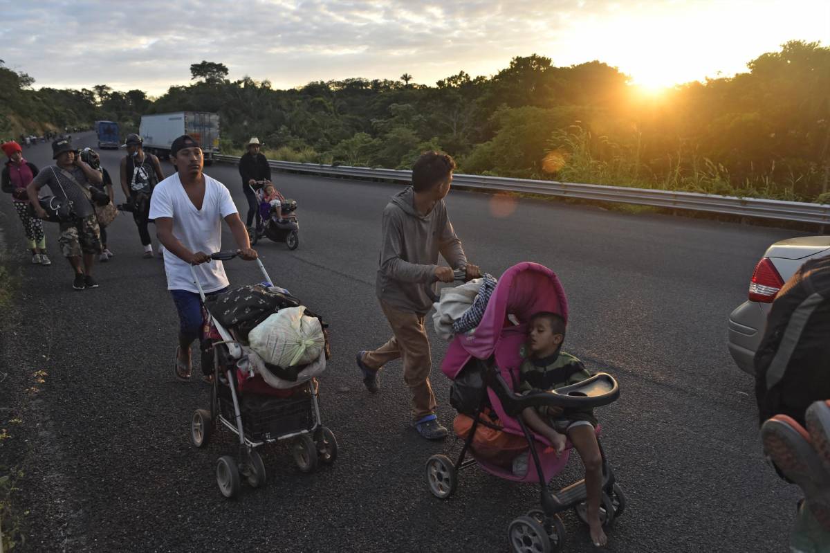 Los migrantes avanzan con sus hijos en carriolas bajo altas temperaturas en México.