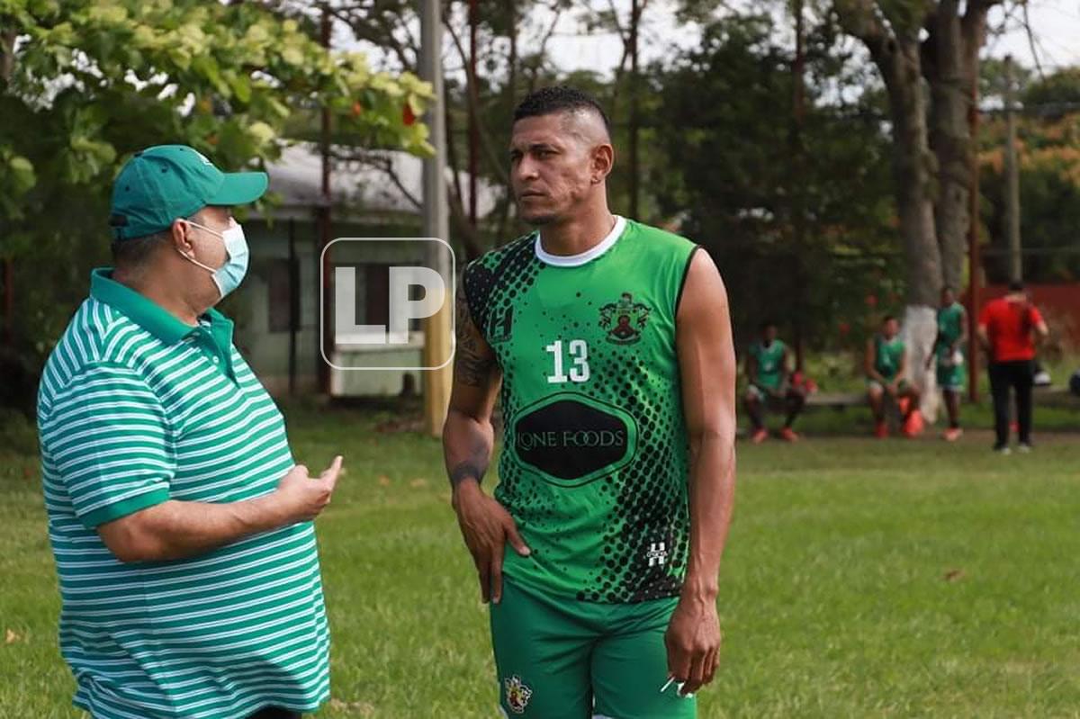 Carlo Costly charlando con el presidente del Lone FC, Alvin Lone.