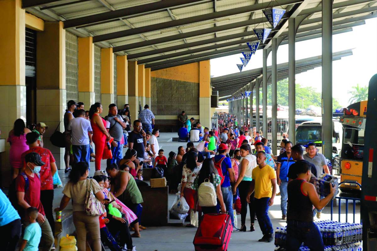 Viajeros retornan tras las fiestas  de Navidad y fin de año