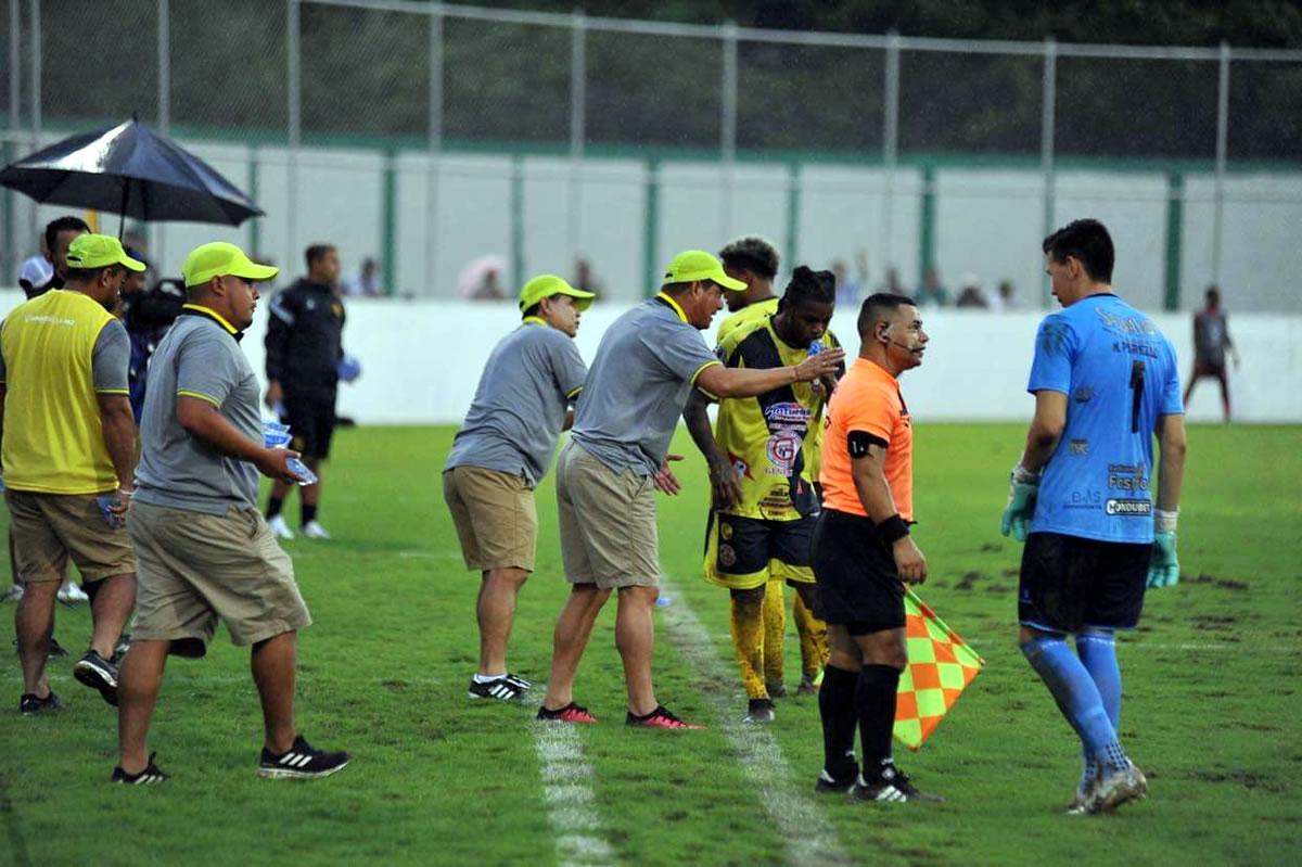 Reynaldo Tilguath dirigió por primera vez al Génesis en la Liga Nacional de Honduras.