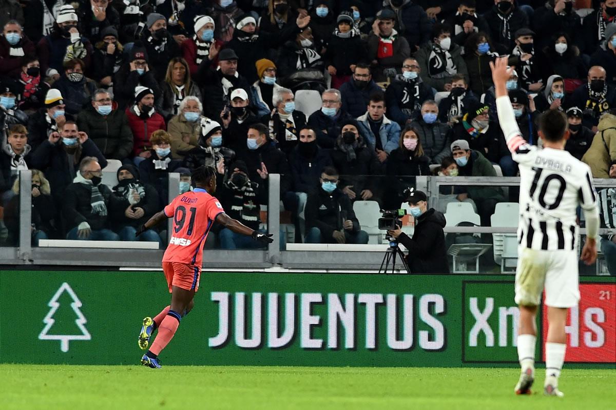 Duván Zapata celebrando su gol en el estadio de la Juventus.