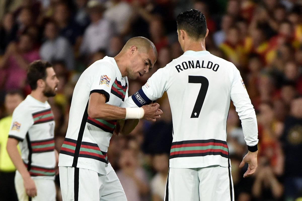 Pepe le cedió el gafete de capitán a Cristiano Ronaldo cuando éste entró al campo.