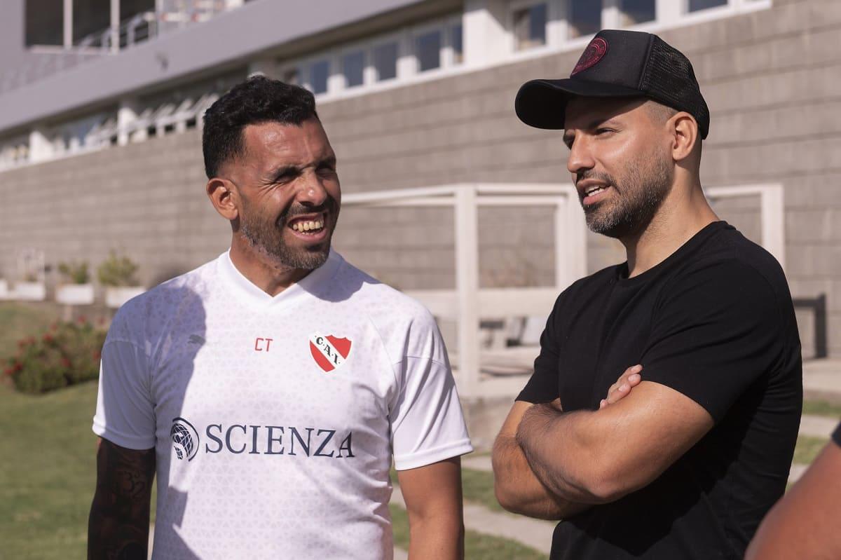 ‘Kun’ Agüero visitó en enero del presente año un entrenamiento de Independiente y estuvo charlando con su amigo Carlos Tévez.