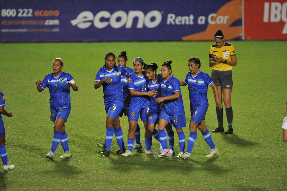 Festejo de las jugadoras de Nicaragua a su primer gol.