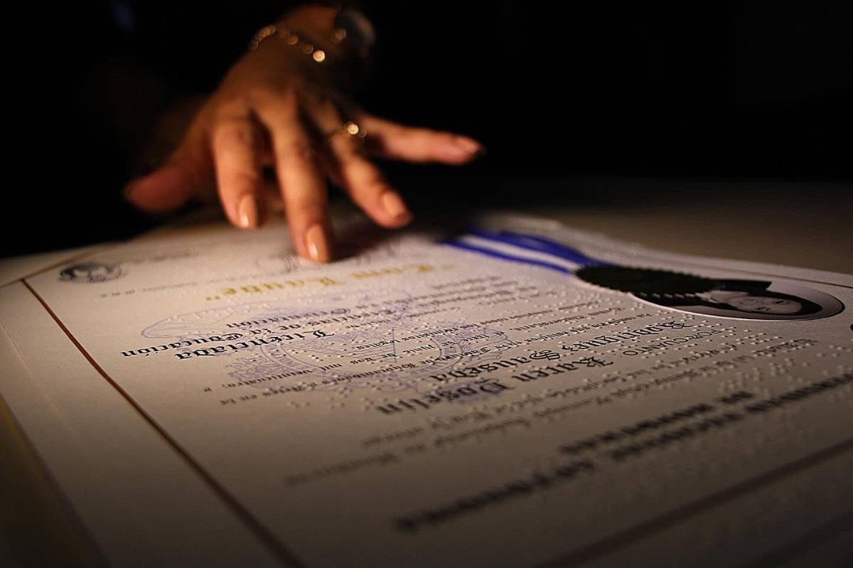 Unah entregará el primer título en braille en graduación de 1,564 nuevos profesionales