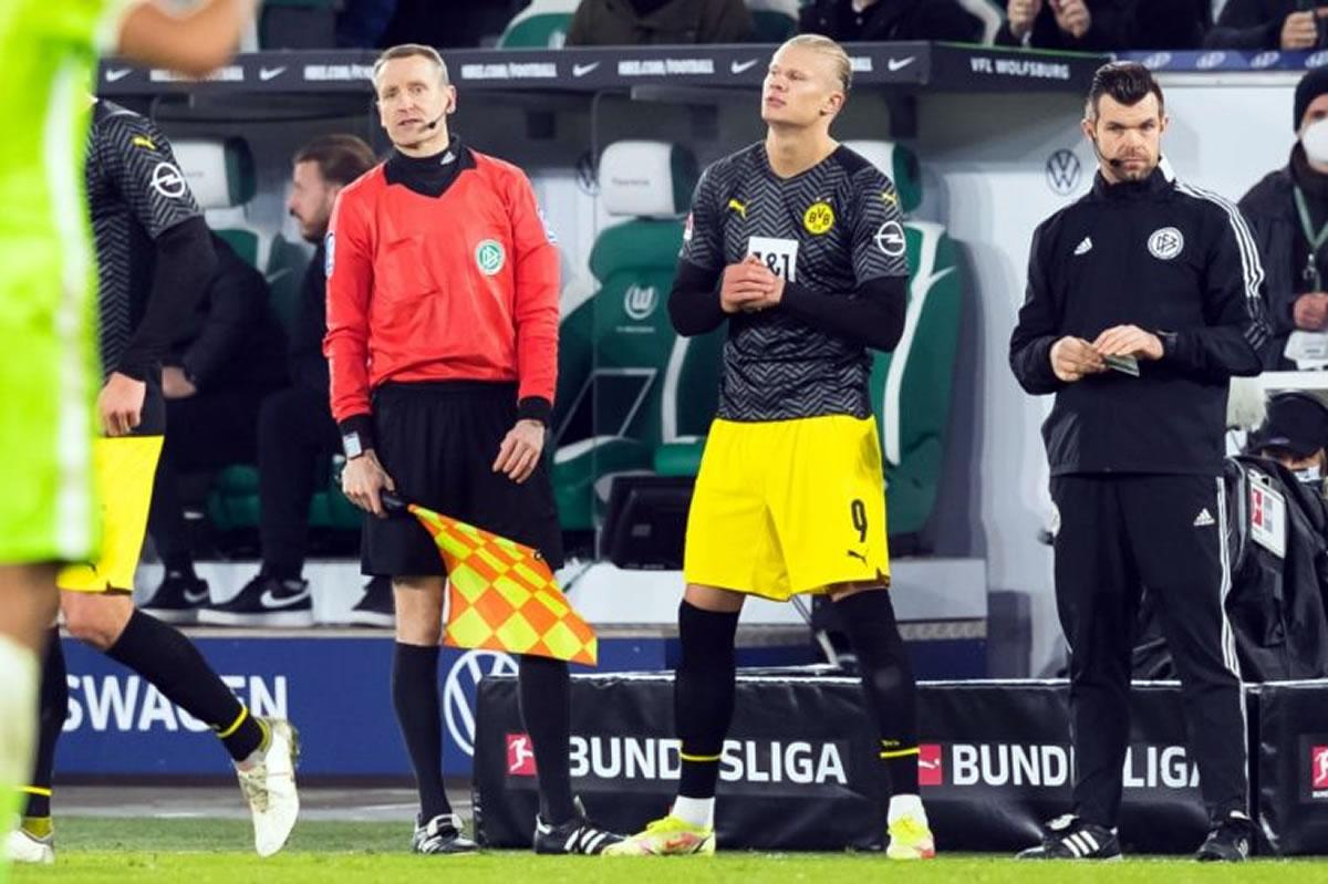 $!Erling Haaland instantes previos a entrar de cambio al partido ante Wolfsburgo.