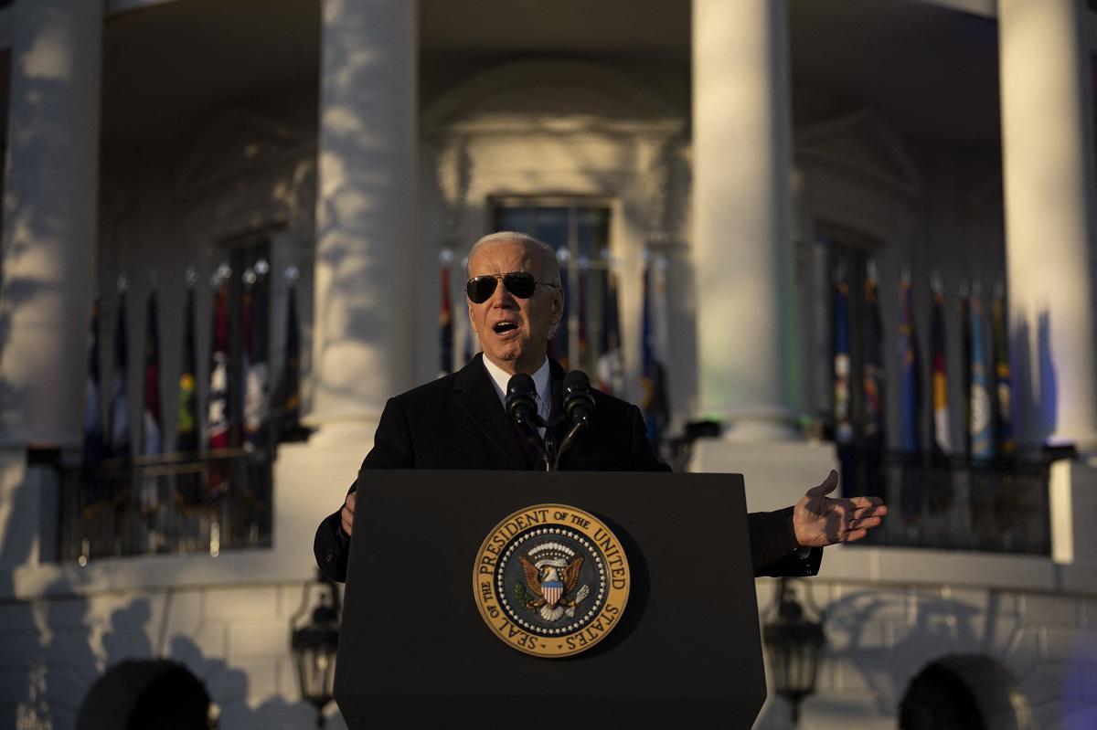 Biden llama a prohibir las armas de asalto en aniversario de masacre en EEUU
