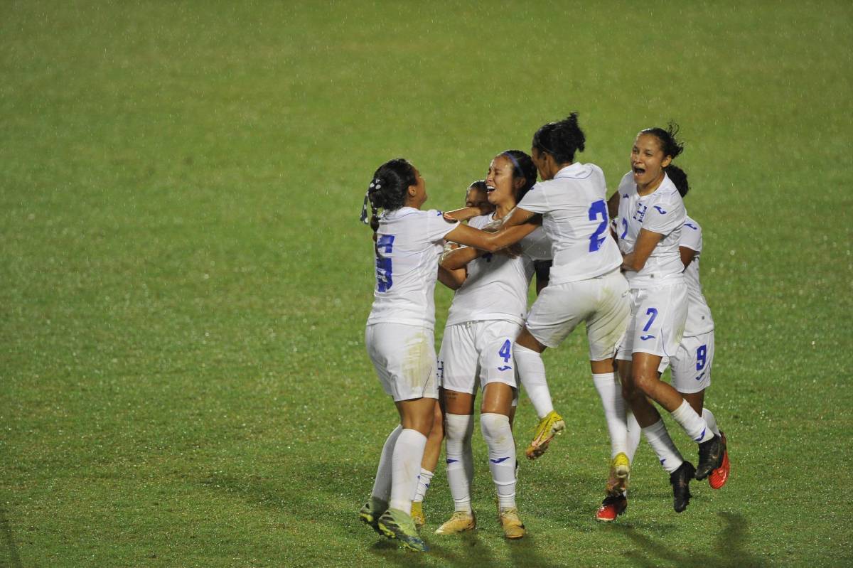 Festejos de las jugadoras hondureñas tras el golazo de Bárbara Murillo.