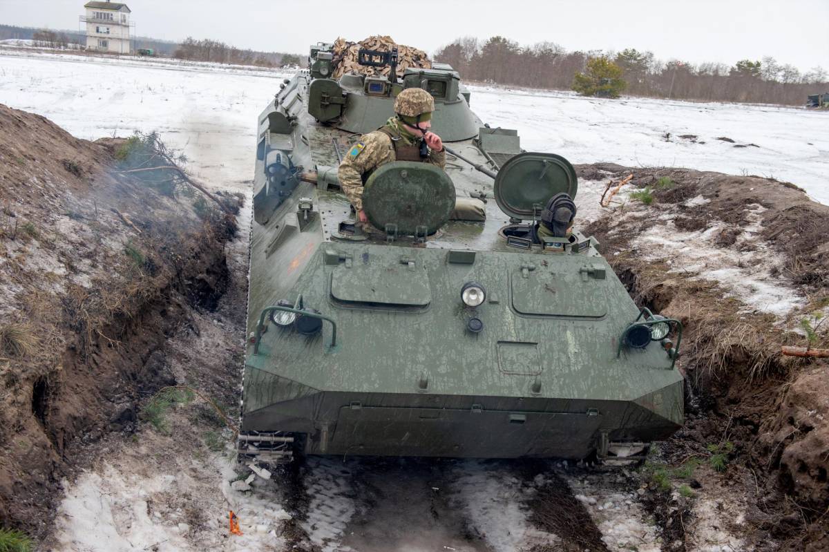 Militares ucranianos se preparan para responder ante un eventual ataque ruso.