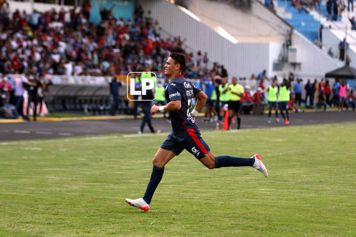 Roberto Moreira corriendo a celebrar su gol en el partido de vuelta contra Olimpia.