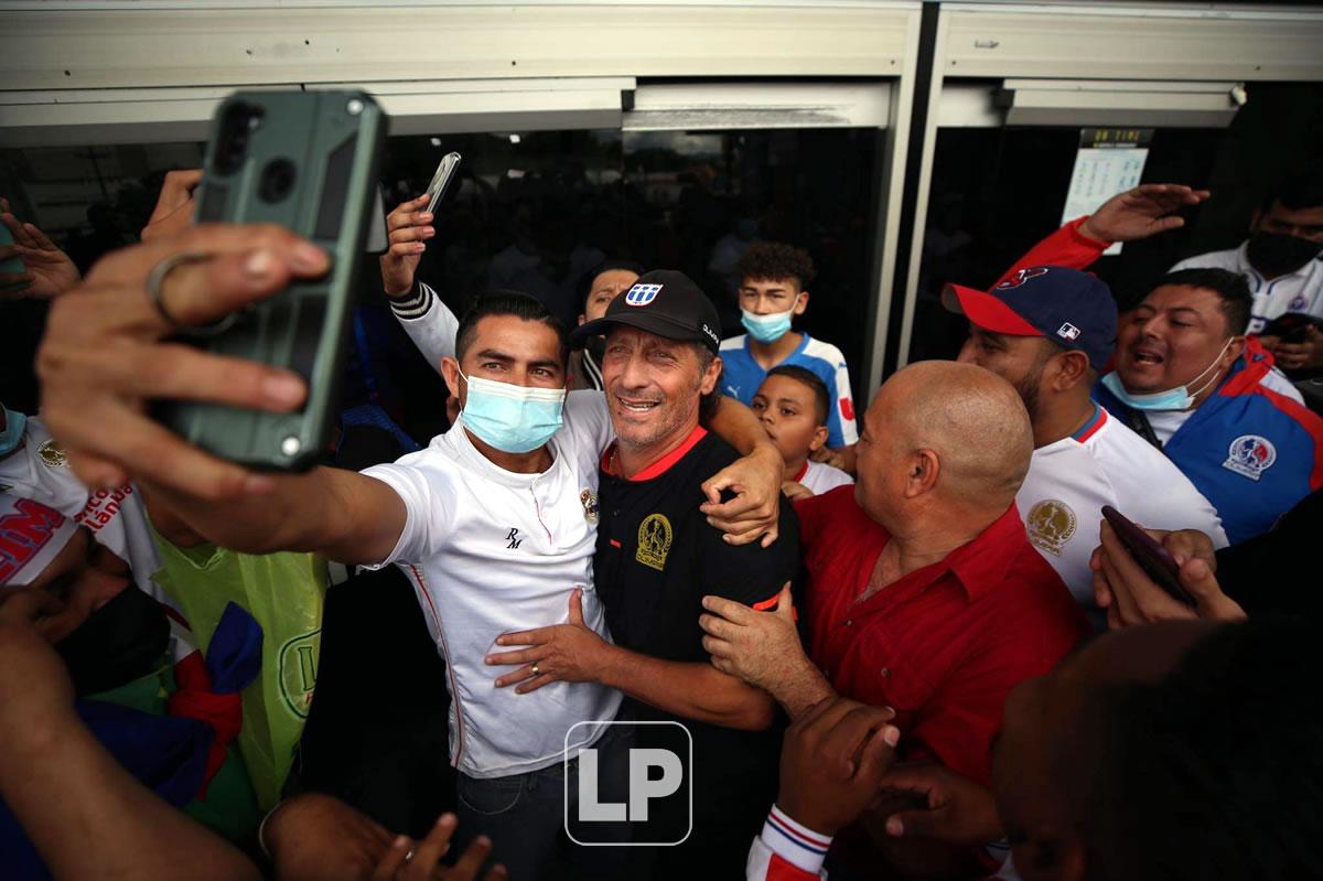 Pedro Troglio es muy querido por los hinchas del Olimpia.