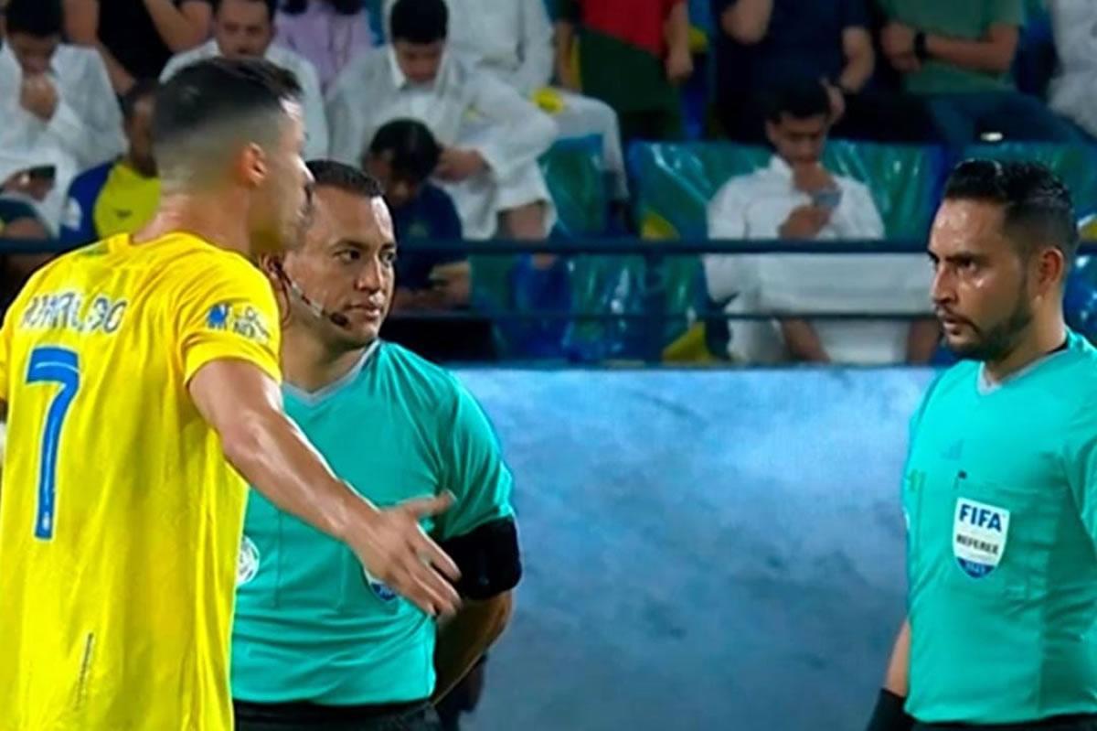 Cristiano Ronaldo, molesto, reclamándole a Saíd Martínez.