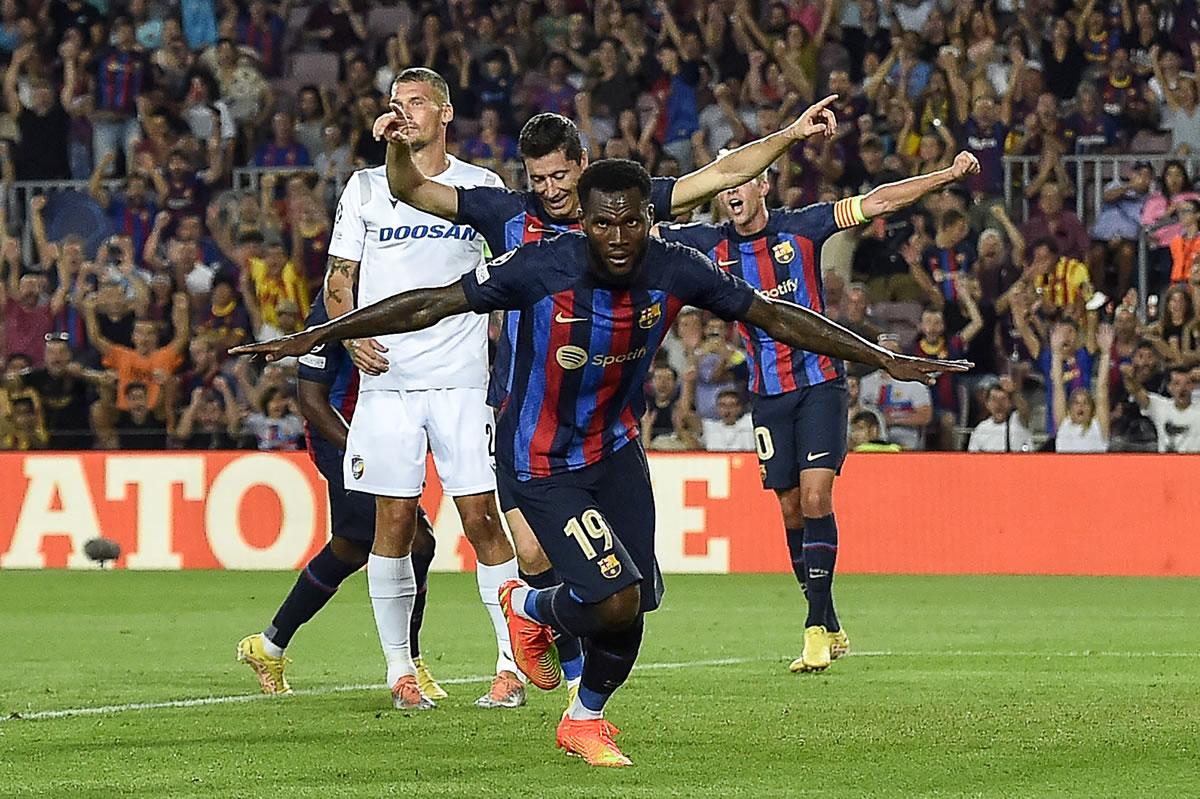 Franck Kessié celebrando el 1-0 del Barcelona contra el Viktoria Plzen.