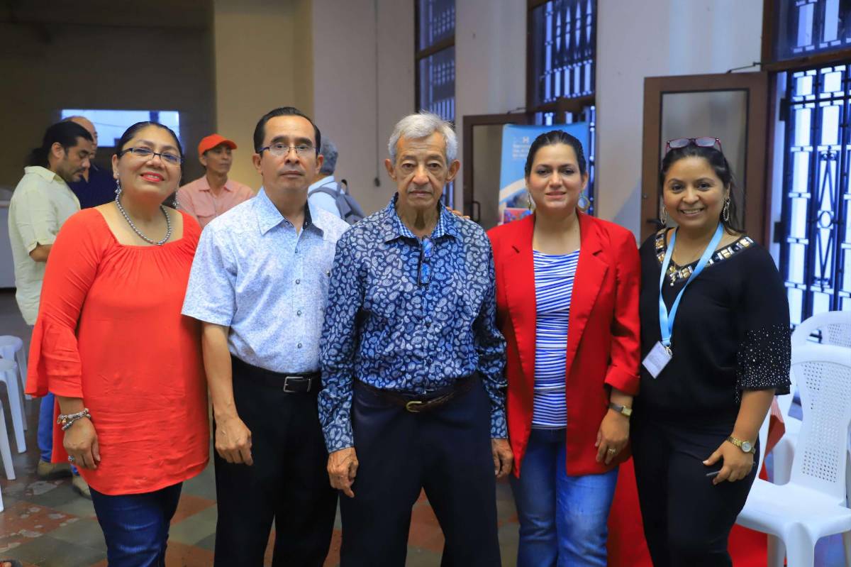 Julio César Pineda presenta su libro “Conversaciones en el alba del patio”