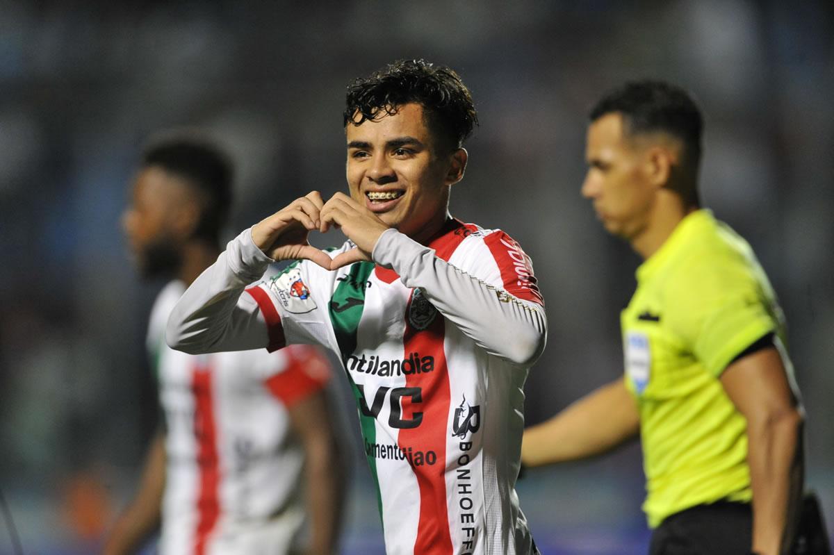 La celebración de Isaac Castillo formando un corazón con las manos.