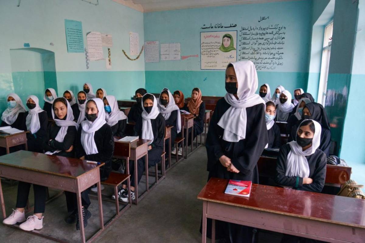 Envenenan a alumnas de colegios femeninos en Irán para obligarlos a cerrar