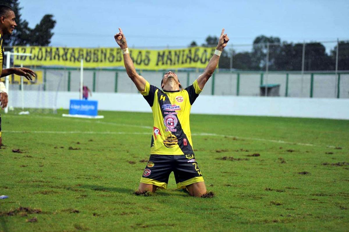 La celebración del goleador paraguayo.