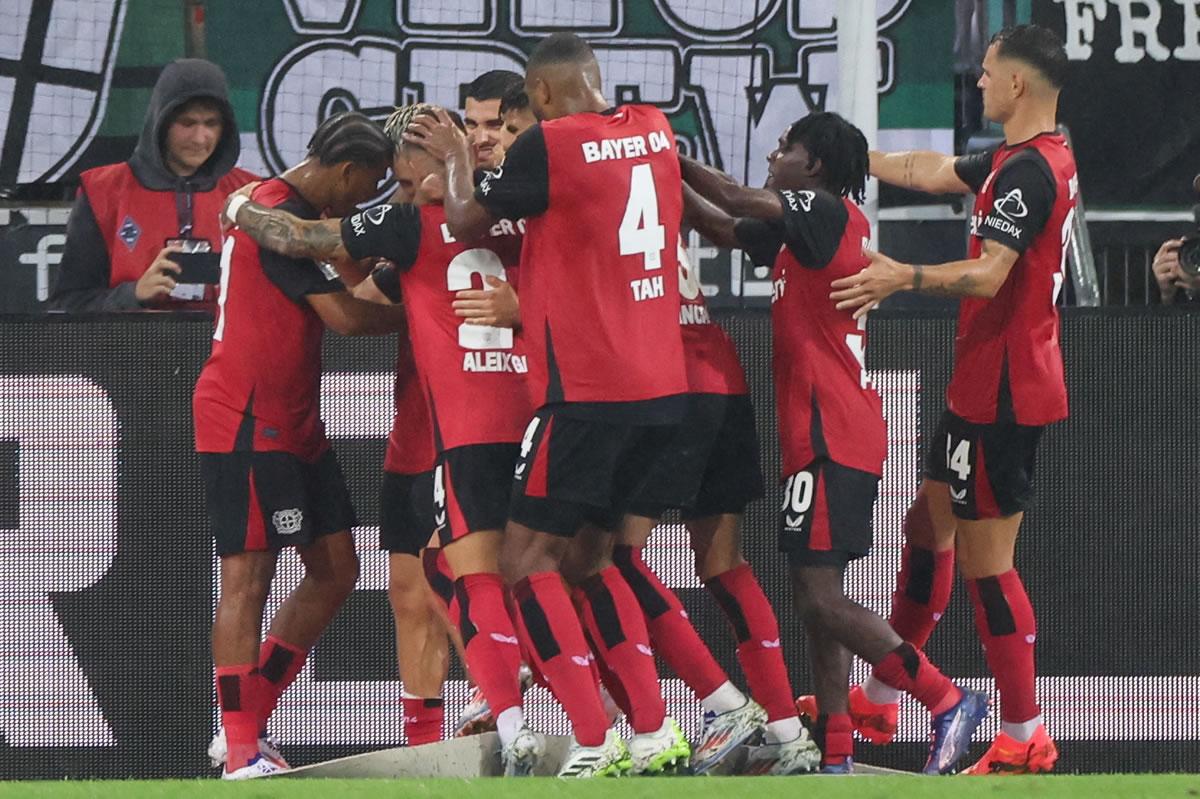 Los jugadores del Bayer Leverkusen celebrando el gol del triunfo marcado por Florian Wirtz.