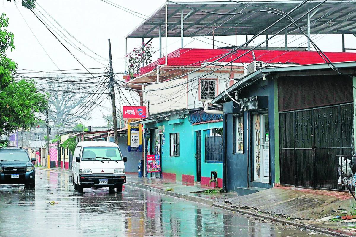 Los salones de belleza y abarroterías también florecen en la comunidad.