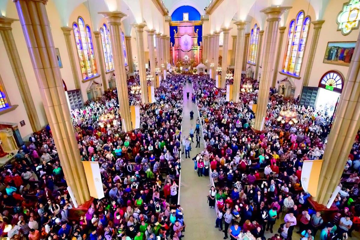Hondureños rinden honor a la virgen.