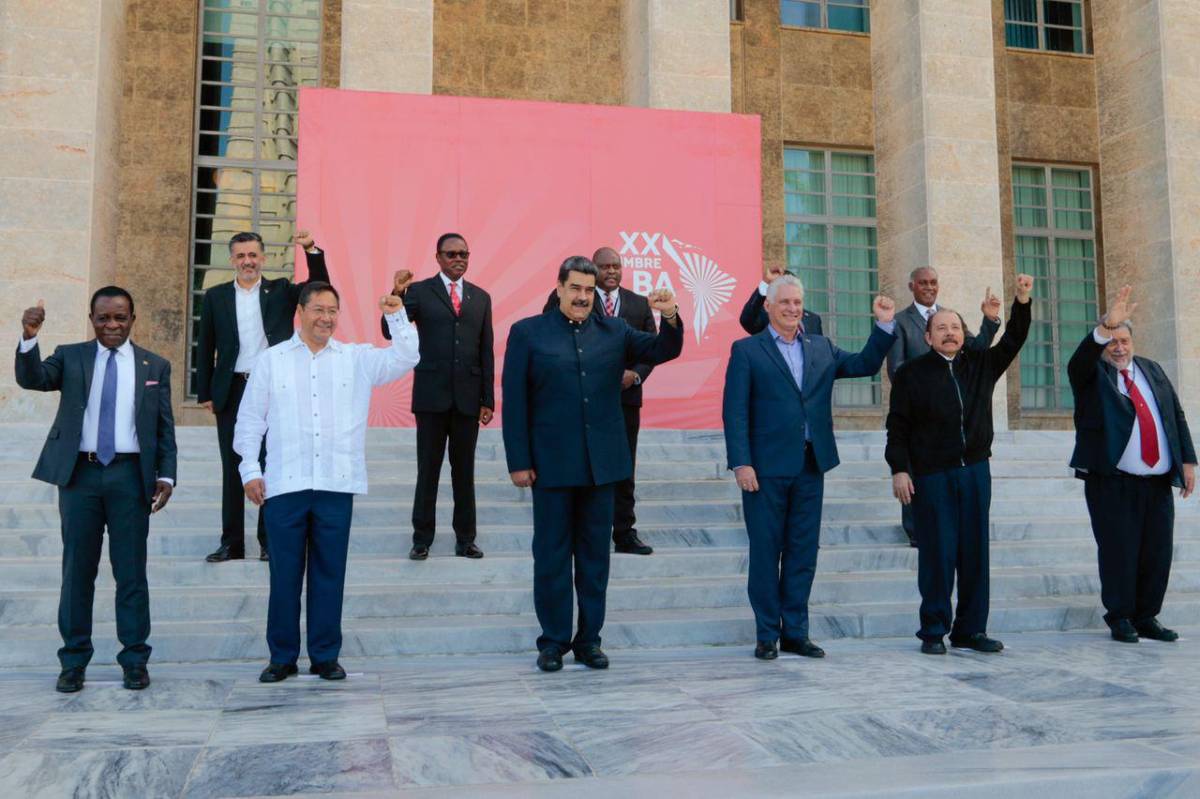 Maduro compartió en su cuenta de Twitter la foto oficial de la XX cumbre del ALBA.