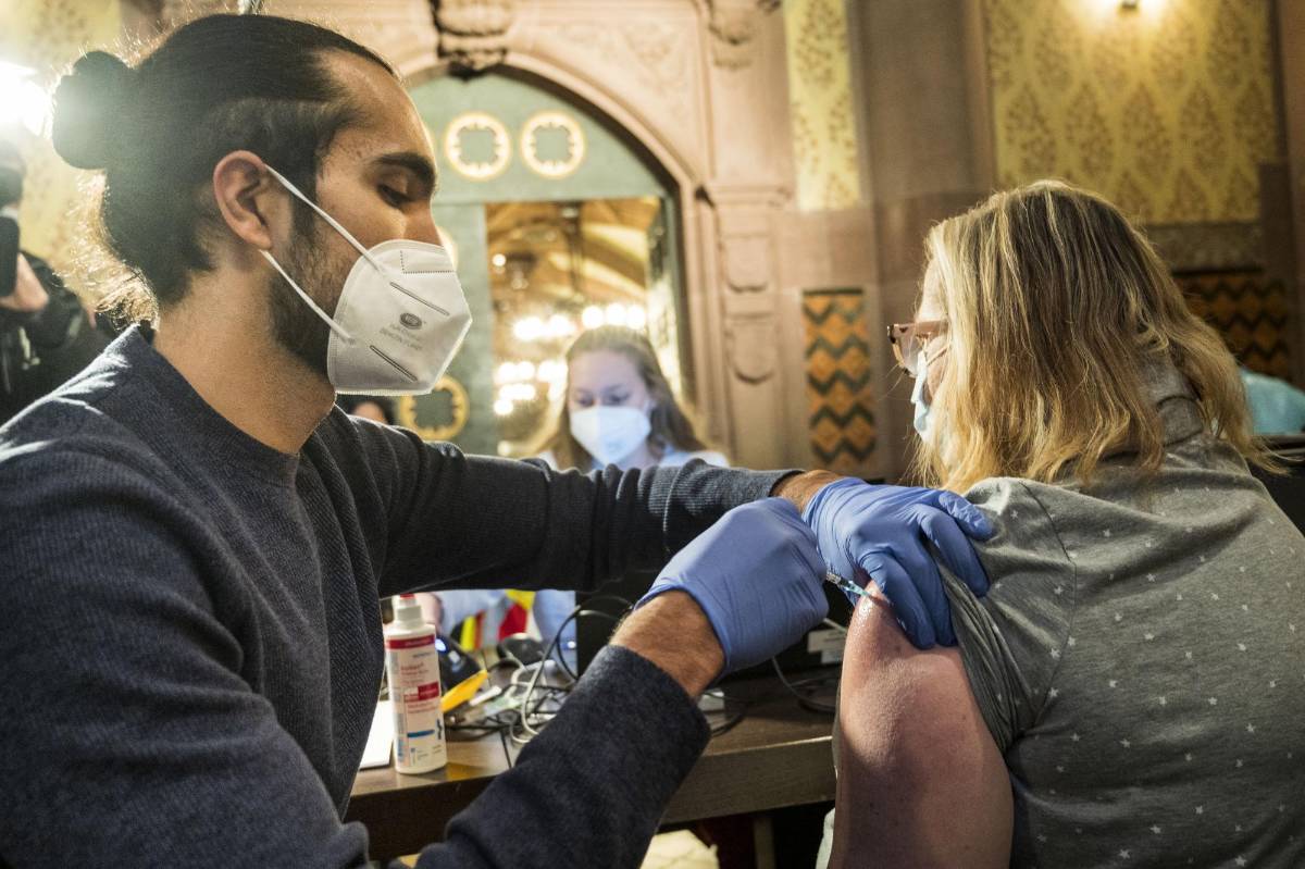 OMS atribuye la ola de casos en Europa a excesiva relajación en los vacunados