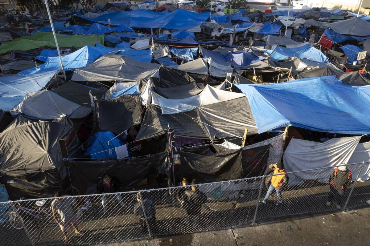 El campamento de migrantes en Tijuana donde miles de familias esperan resolución a su solicitud de asilo.