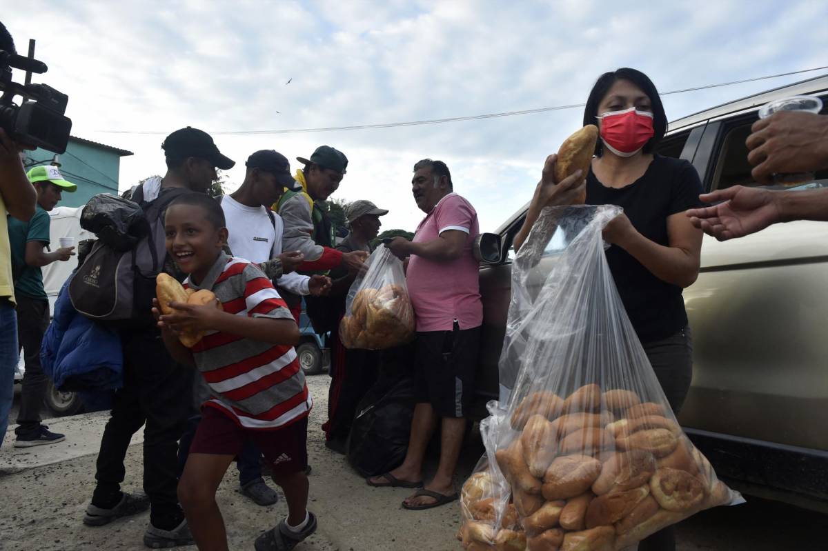 Mexicanos en Oaxaca donan alimentos a los migrantes de la caravana.