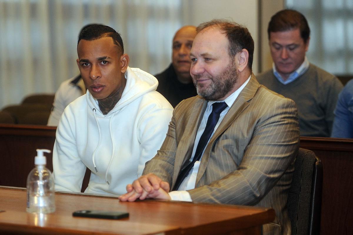El futbolista colombiano acompañado de su abogado en los tribunales de justicia de Argentina.