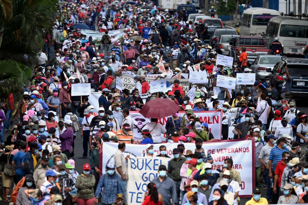 Protestan contra Bukele por el uso del bitcoin en El Salvador