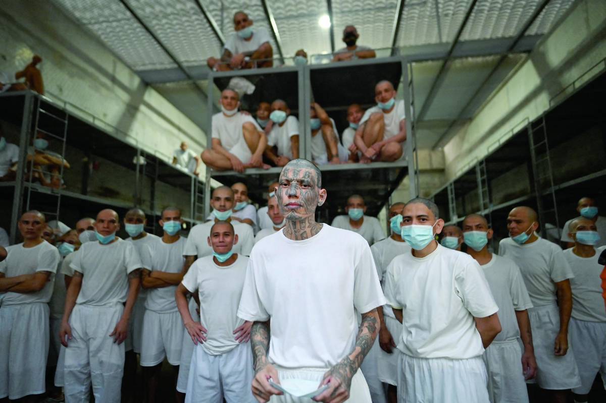 Bukele basó su campaña en el polémico régimen de excepción para combatir a las pandillas, que convirtió a El Salvador en el país más seguro de la región, según el mandatario.