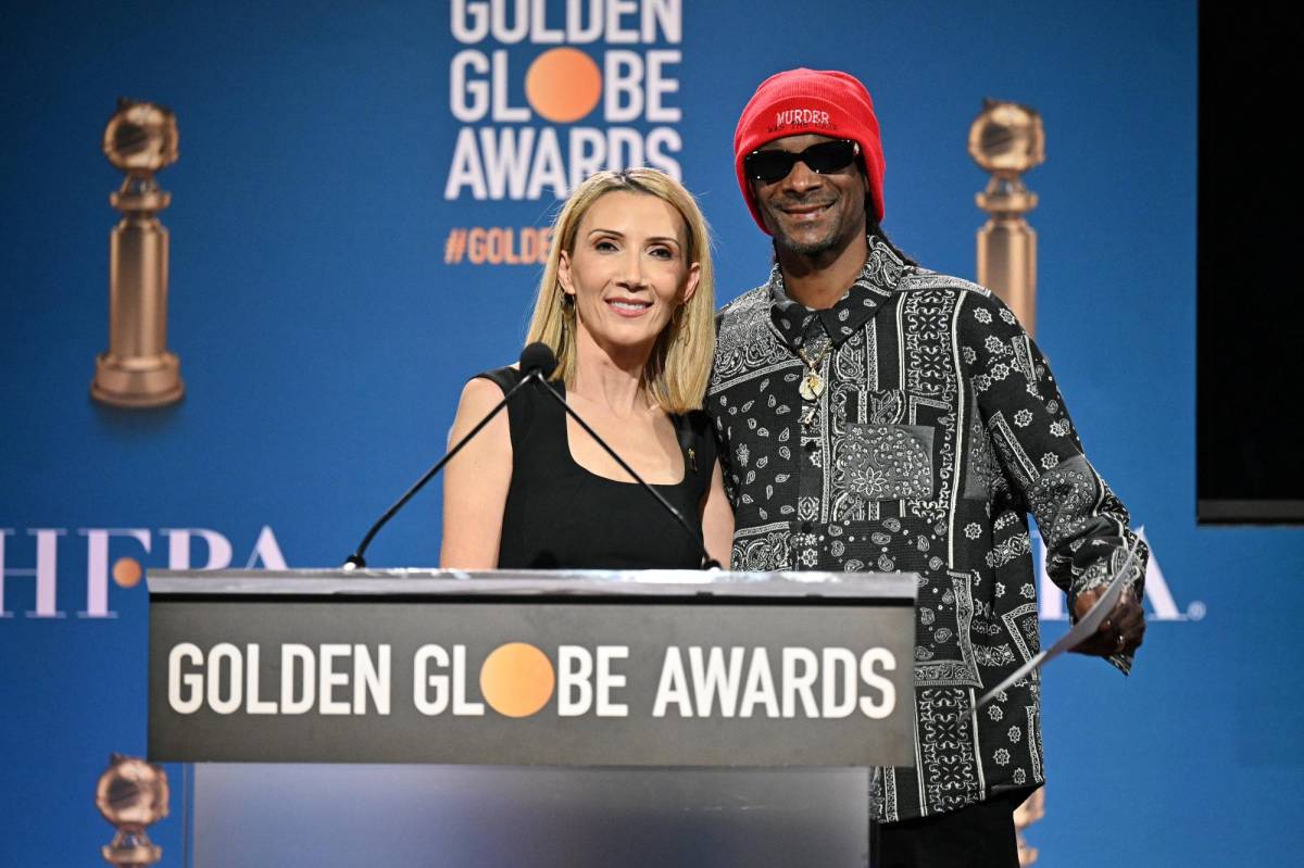 Helen Hoehne, presidenta de la Asociación de la Prensa Extranjera de Hollywood y el rapero Snoop Dogg presentaron a los nominados.