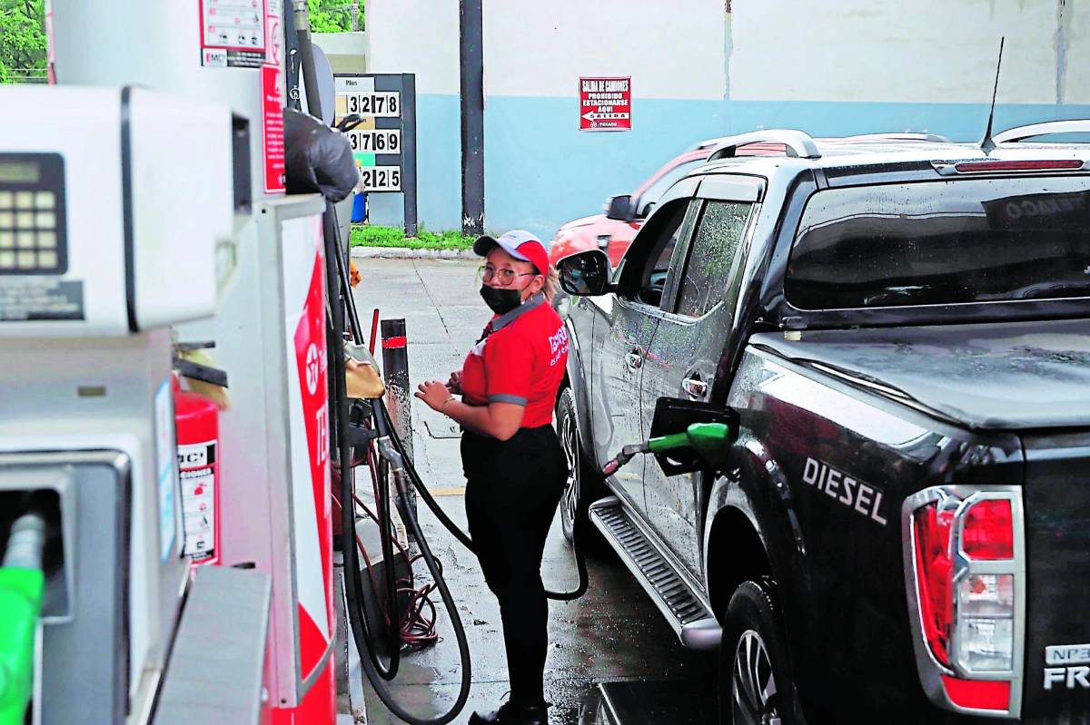 Bajan las gasolinas y sube el diésel y el queroseno