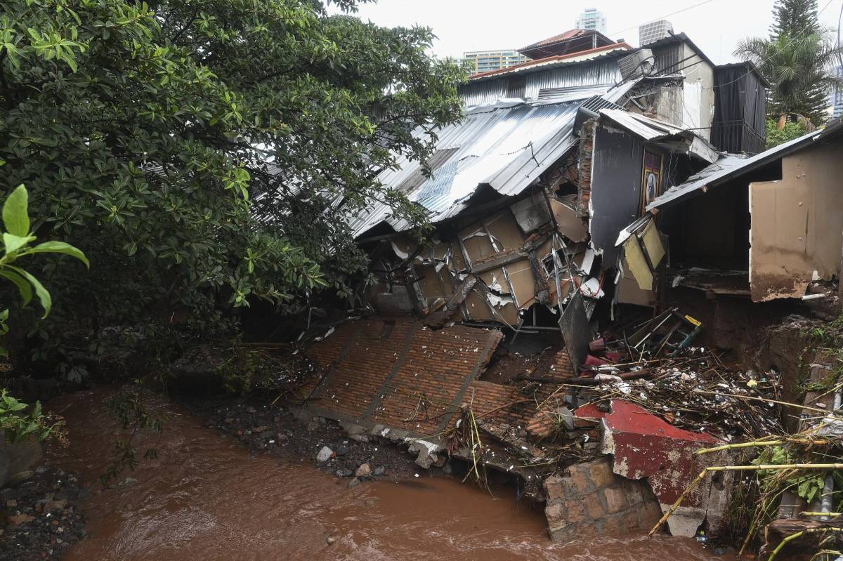 Alrededor de 100 viviendas sufrieron daños por las intensas lluvias dejadas por una onda tropical que atraviesa Honduras. Fotografía: AFP
